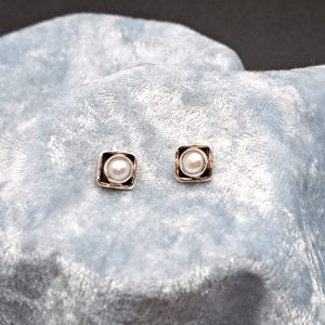Item 116EP Pearl studs